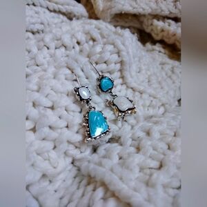 Stunning 2 Tone Geometric Design Earrings! NIP!